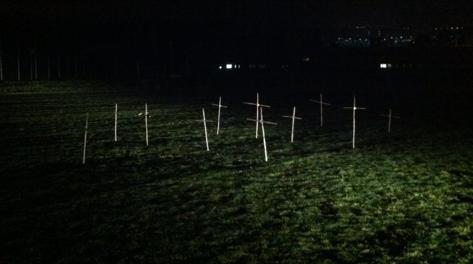 La macabra immagine delle croci sul campo d'allenamento dell'Ascoli. Foto Piceno Oggi