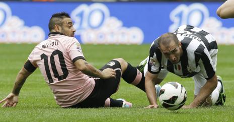 Fabrizio Miccoli lotta da terra con Giorgio Chiellini durante Juventus-Palermo. Ap
