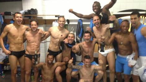 La festa dei calciatori del Napoli negli spogliatoi del Dall'Ara. TwitterNapoli
