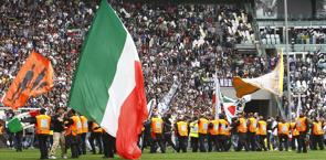 L'esultanza dei tifosi bianconeri al fischio finale di Juve-Palermo. LaPresse
