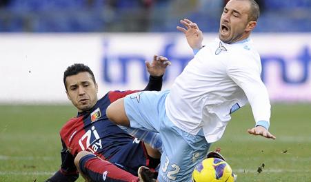 Cristian Brocchi atterrato da Matuzalem in Genoa-Lazio. LaPresse