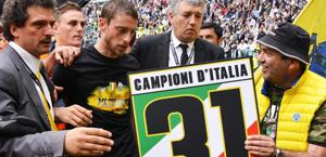 Claudio Marchisio festeggia lo scudetto. Ansa