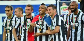 I giocatori della Juventus festeggiano il tricolore. Afp
