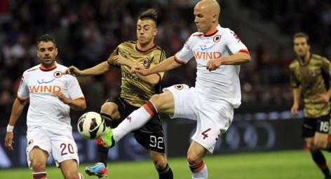 Stephan El Shaarawy affronta Michael Bradley durante Milan-Roma. Reuters