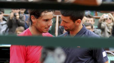 Rafael Nadal e Novak Djokovic al Roland Garros 2012. Reuters