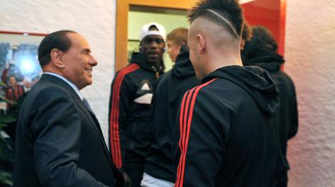 Silvio Berlusconi  si intrattiene a Milanello con  Stephan El Shaarawy.
