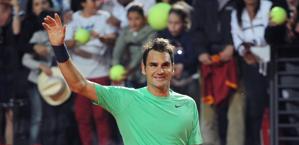Roger Federer festeggia la vittoria contro Paire. Ansa