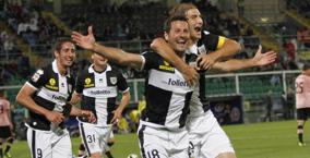L'esultanza di Gobbi dopo il gran gol dell'1-0 per il Parma. LaPresse