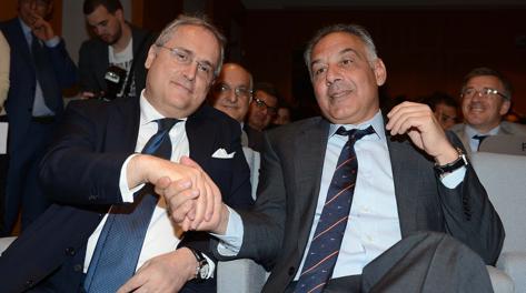 Stretta di mano tra Claudio Lotito e James Pallotta, presidenti di Lazio e Roma. Bozzani