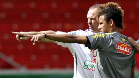 Neymar con l'ex c.t. del Brasile Menezes. Afp