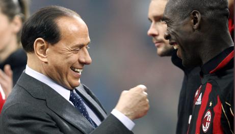 Silvio Berlusconi scherza con Clarence Seedorf.  Ansa