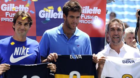 Del Potro tra Federer e Batistuta, con le maglie del Boca Juniors. Afp