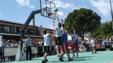 Adolescenti su un playground di basket
