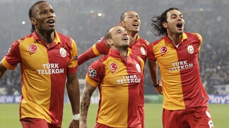 Wesley Sneijder  esulta con Didier Drogba (a sinistra), Umut Bulut e Selcuk Inan, compagni del Galatasaray. Ap