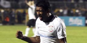 Paulinho, stella del Corinthians. Reuters