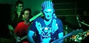 Massimo Cellino con bandana e chitarra. Ansa