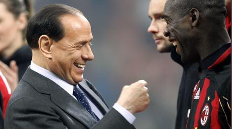 Una foto d'archivio del 2007: Silvio Berlusconi e Clarence Seedorf. Ansa