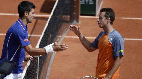 Novak Djokovic, numero 1 Atp, saluta Philipp Kohlschreiber. Afp