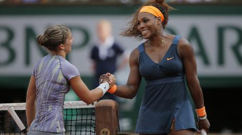 Sara Errani stringe la mano a Serena Williams. Ap