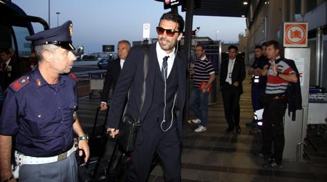L'arrivo in aeroporto di Gigi Buffon. Ansa