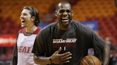 LeBron James se la ride in allenamento a Miami. Reuters