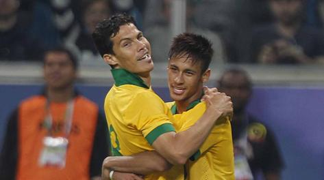 L'esultanza di Hernanes (sin.) e Neymar. LaPresse