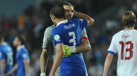 Giorgio Chiellini abbraccia il compagno Gianluigi Buffon. Afp