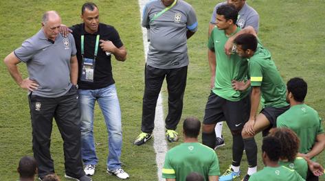 Felipe Scolari, Cafu e la nazionale brasiliana. Reuters