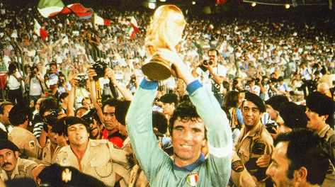 Dino Zoff con la Coppa del Mondo