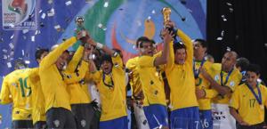 Il Brasile festeggia la Confederations Cup vinta nel 2009.  Afp
