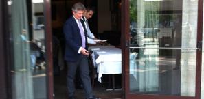 Il d.s. della Fiorentina, Daniele Pradè, all'uscita del ristorante dove si è tenuto l'incontro per Mario Gomez