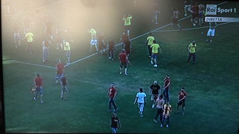 L'assalto dei tifosi a Lecce dalle immagini della tv