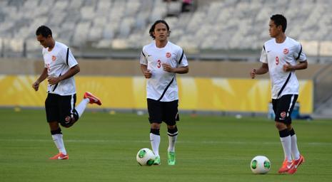 Alcuni giocatori di Tahiti si allenano prima del debutto in Conf Cup. Afp