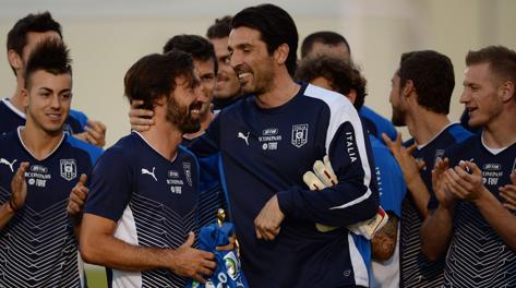 Gianluigi Buffon scherza con Andrea Pirlo. Afp