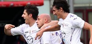 Jovetic festeggia un gol di Giulio Migliaccio in maglia viola. LaPresse