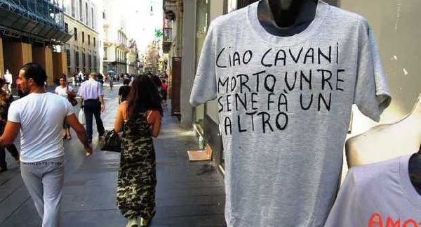 Le t-shirt dei tifosi del Napoli anti-Cavani