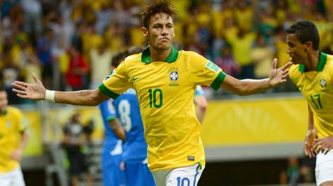 Neymar festeggia così il gol del 2-1 all'Italia. LaPresse