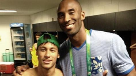 Kobe Bryant insieme a Neymar prima di Brasile-Italia. Ansa