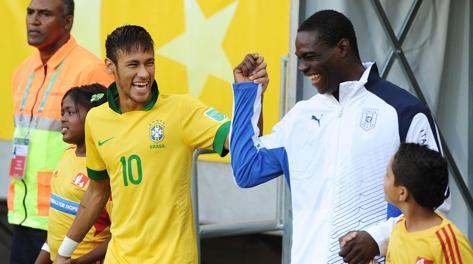 Grandi sorrisi tra Balotelli e Neymar prima della partita. Epa