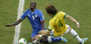 La smorfia di dolore di Balotelli colpito da David Luiz. Ap