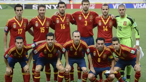 La nazionale spagnola prima del match contro Tahiti. Afp