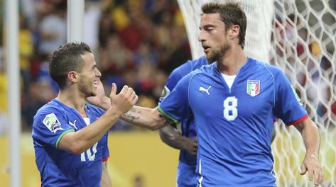 Marchisio si complimenta con Giovinco per il gol di Italia-Giapopne. Ap