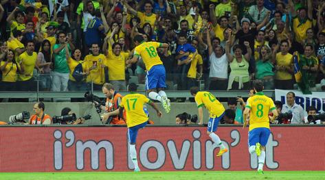 Paulinho salta di gioia dopo il gol del 2-1. Ansa