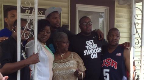 Durant con la famiglia davanti a casa della nonna, dove la stella dei Thunder  cresciuto.