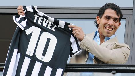 Carlos Tevez mostra la sua maglia numero 10. Ansa