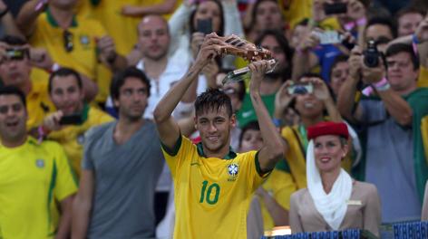 Neymar alza lo scarpino di bronzo alla Confederatioons. Ansa