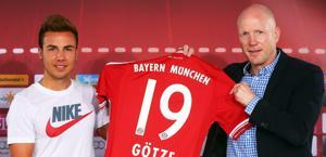 Mario Goetze mostra la sua nuova maglia del Bayern in compagnia del d.s. bavarese Mathias Sammer. Epa