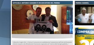 Cassano sorride con la nuova maglia in compagna di Leonardi. FcParma.com