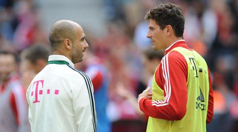 Mario Gomez a colloquio con Guardiola durante il ritiro del Bayern. Epa