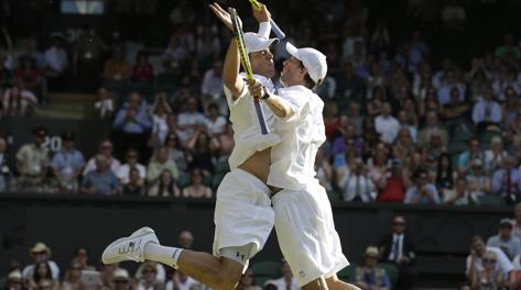 L'esultanza di Bob e Mike Bryan a Wimbledon. Ap